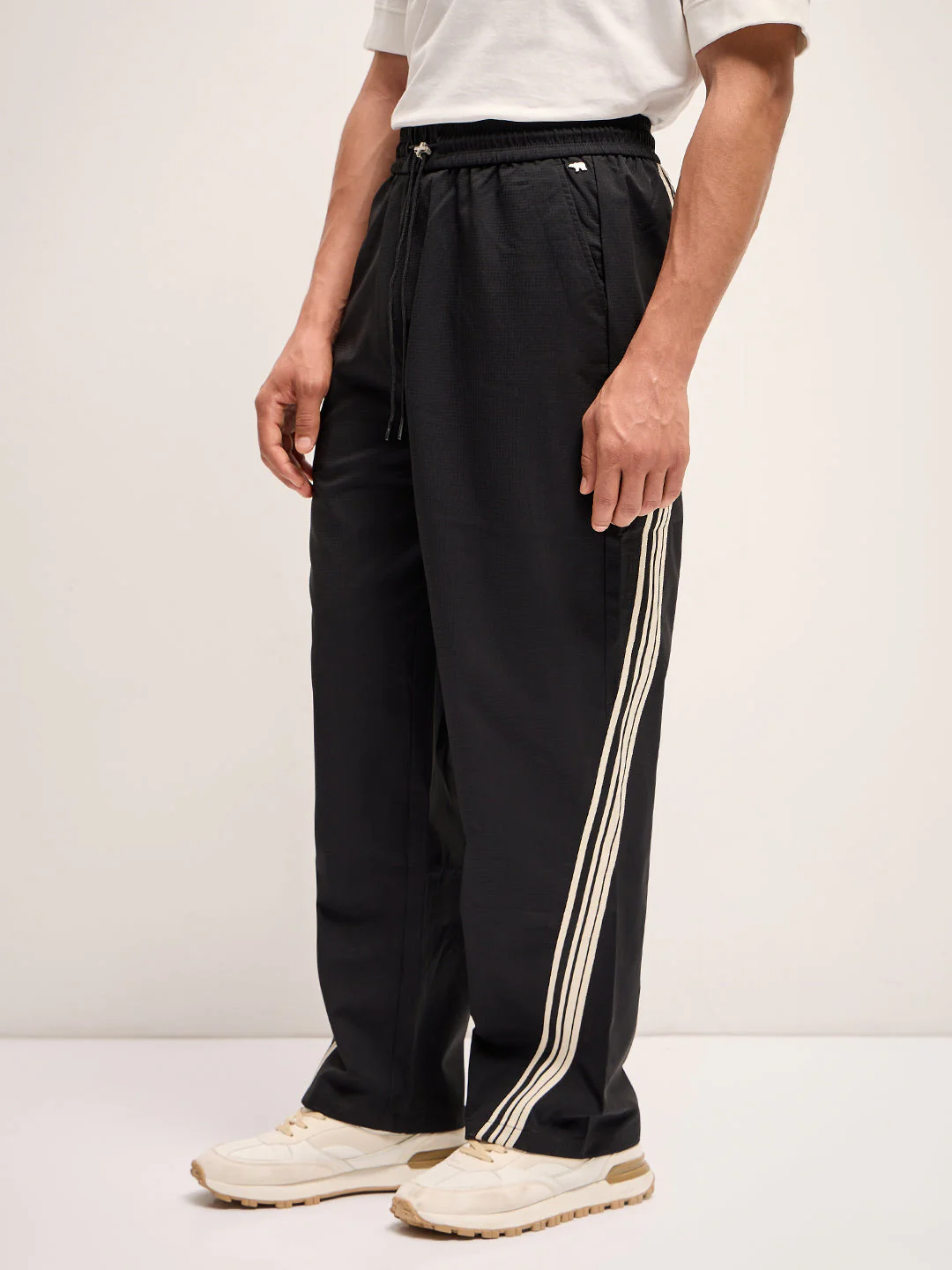 Men Black Checked Straight Fit Mid-Rise Casual Pant - Image 3