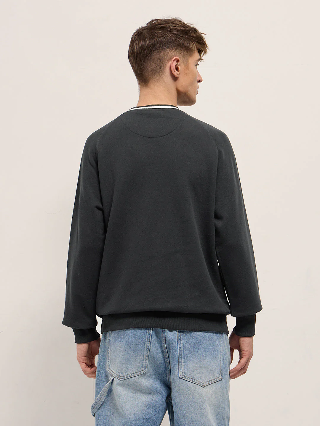 Men Black Chenille Patch Design Relax Fit Crew Neck Sweatshirt - Image 2