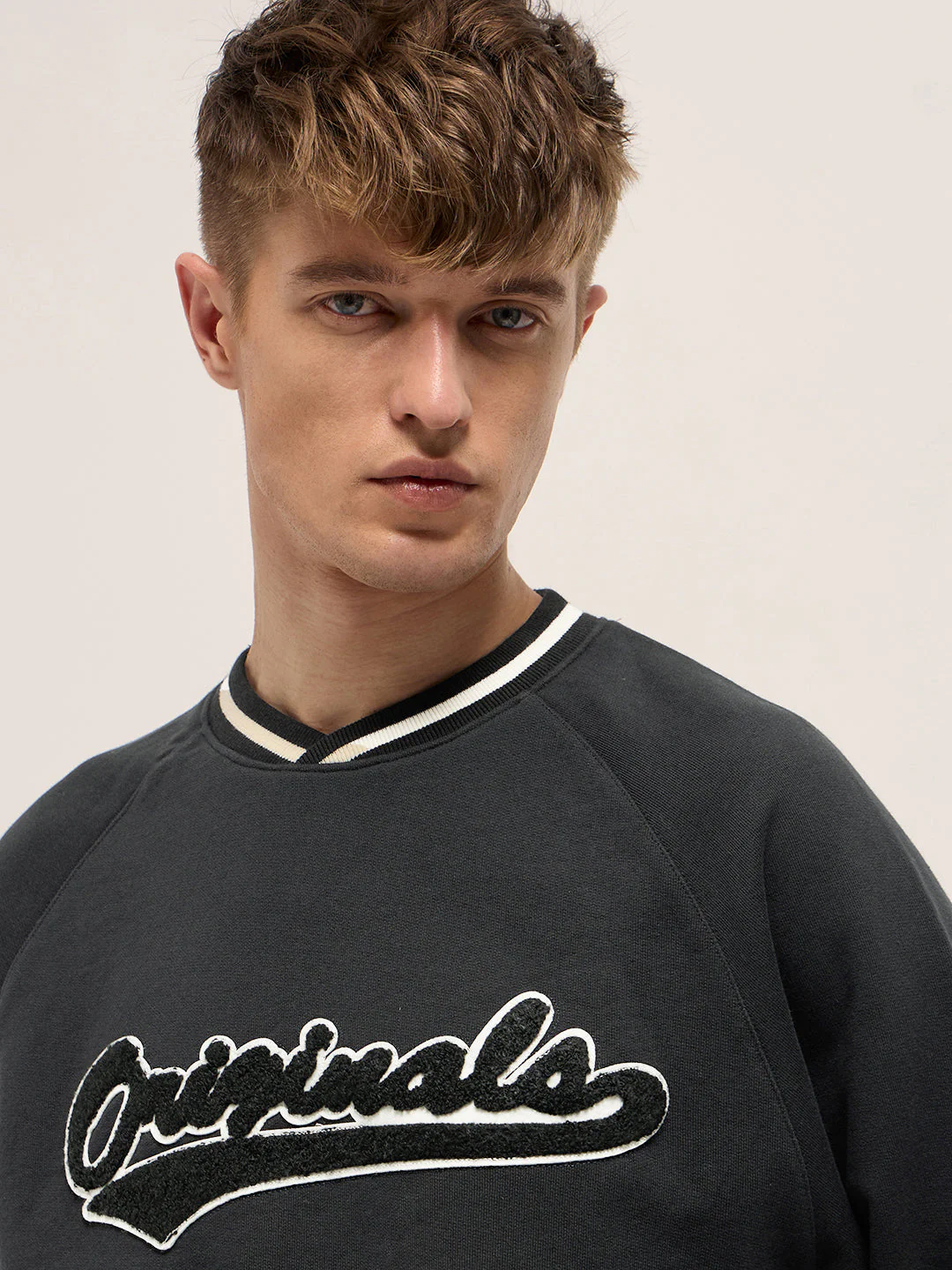 Men Black Chenille Patch Design Relax Fit Crew Neck Sweatshirt - Image 5