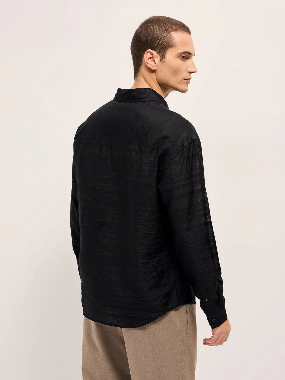 Men Black Crinkled Horizontal Textured Stripe Relaxed Fit Casual Shirt - Image 2
