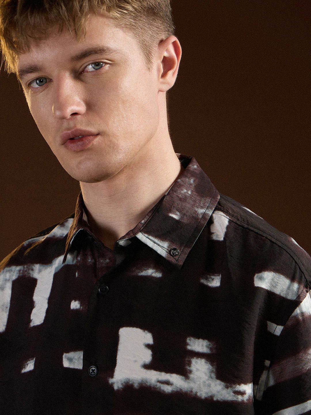 Men Black Digital Print Relax Fit Casual Shirt - Image 5
