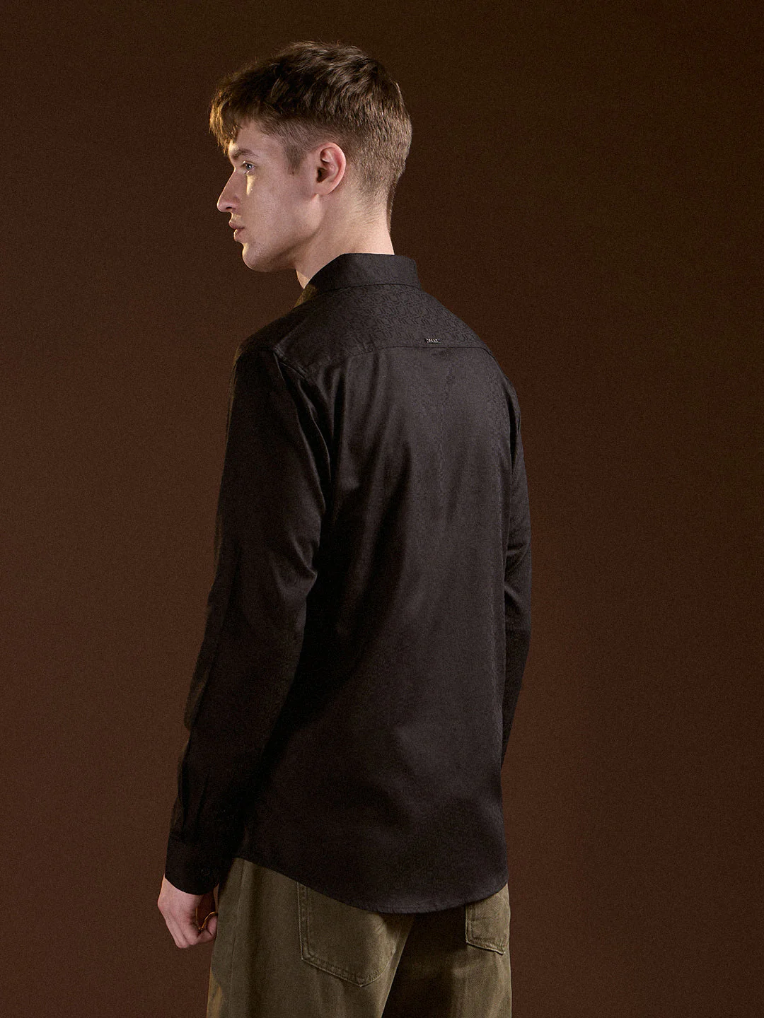 Men Black Geometric Textured Slim Fit Casual Shirt - Image 2