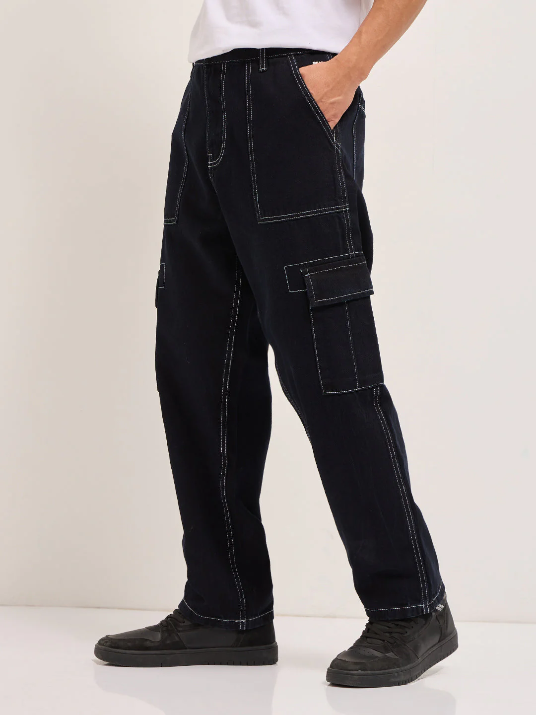 Men Black Mid-Rise Baggy Fit Cargo Jeans - Image 3