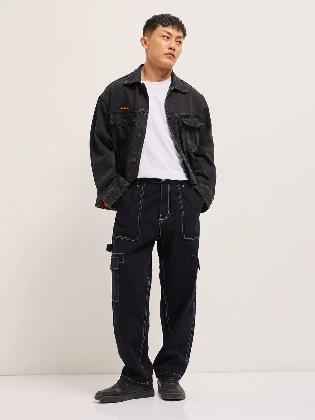 Men Black Mid-Rise Baggy Fit Cargo Jeans - Image 4