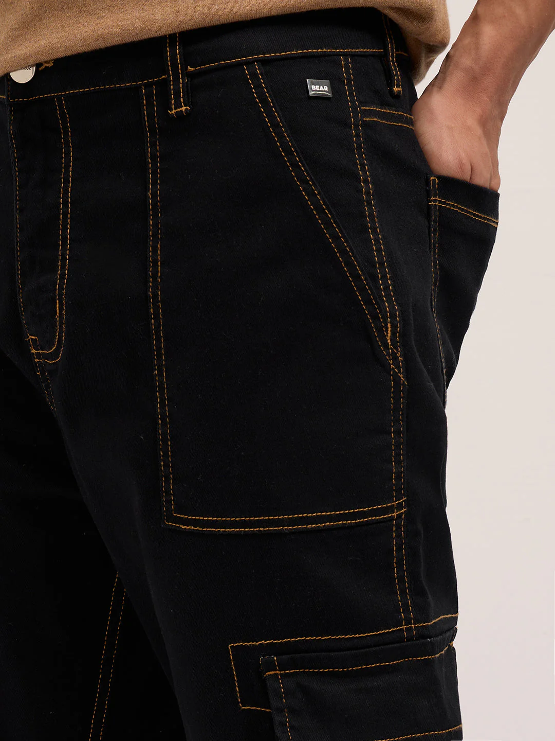 Men Black Mid-Rise Baggy Fit Cargo Jeans - Image 5