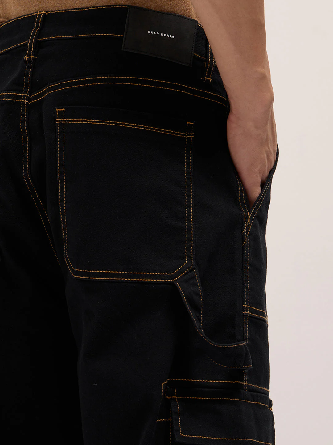 Men Black Mid-Rise Baggy Fit Cargo Jeans - Image 6