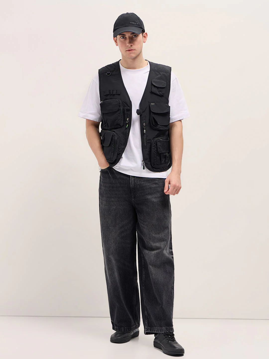 Men Black Outdoor Utility Multi-Pocket Vest Jacket - Image 4