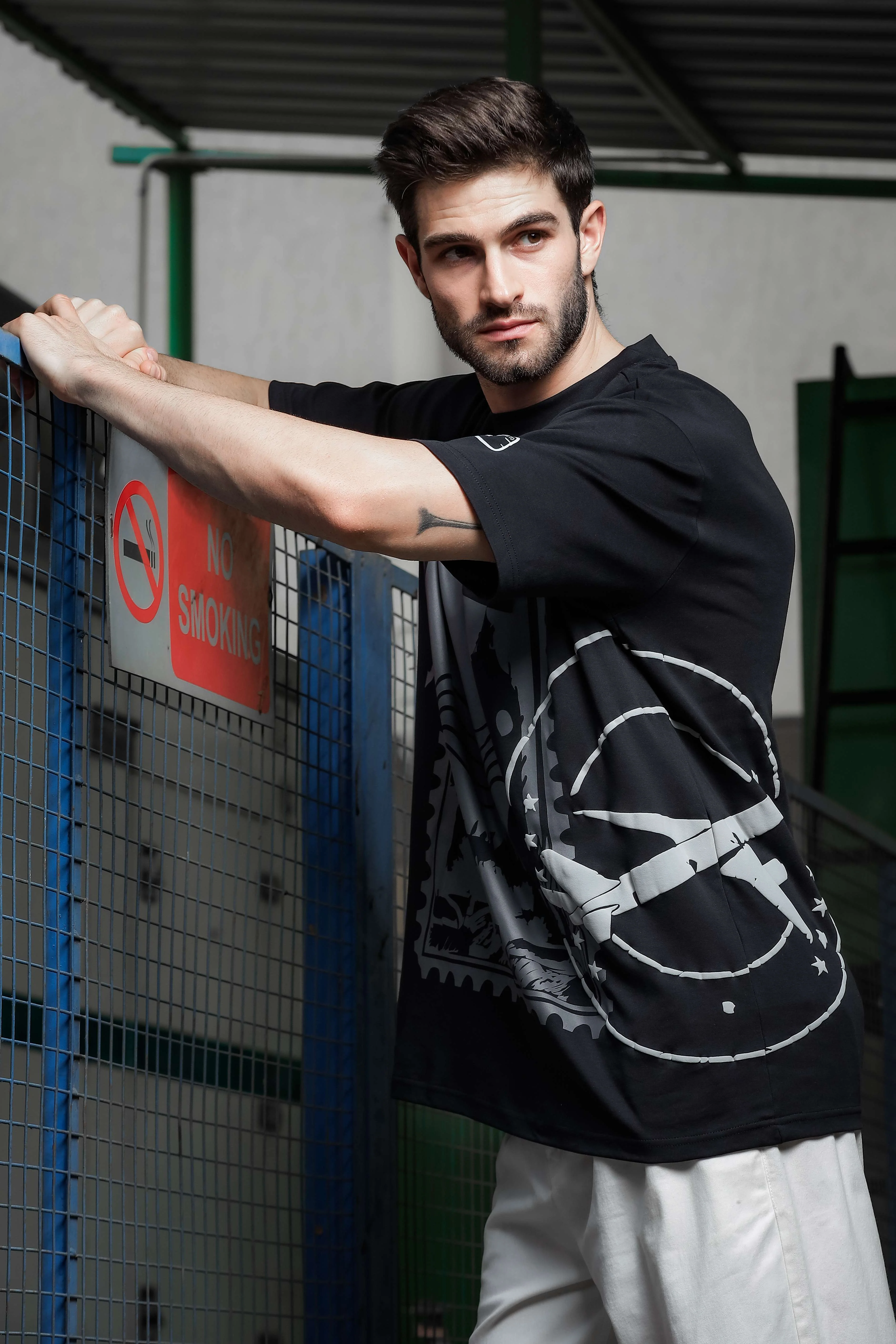 Men Black Oversized Print T-shirt - Image 5