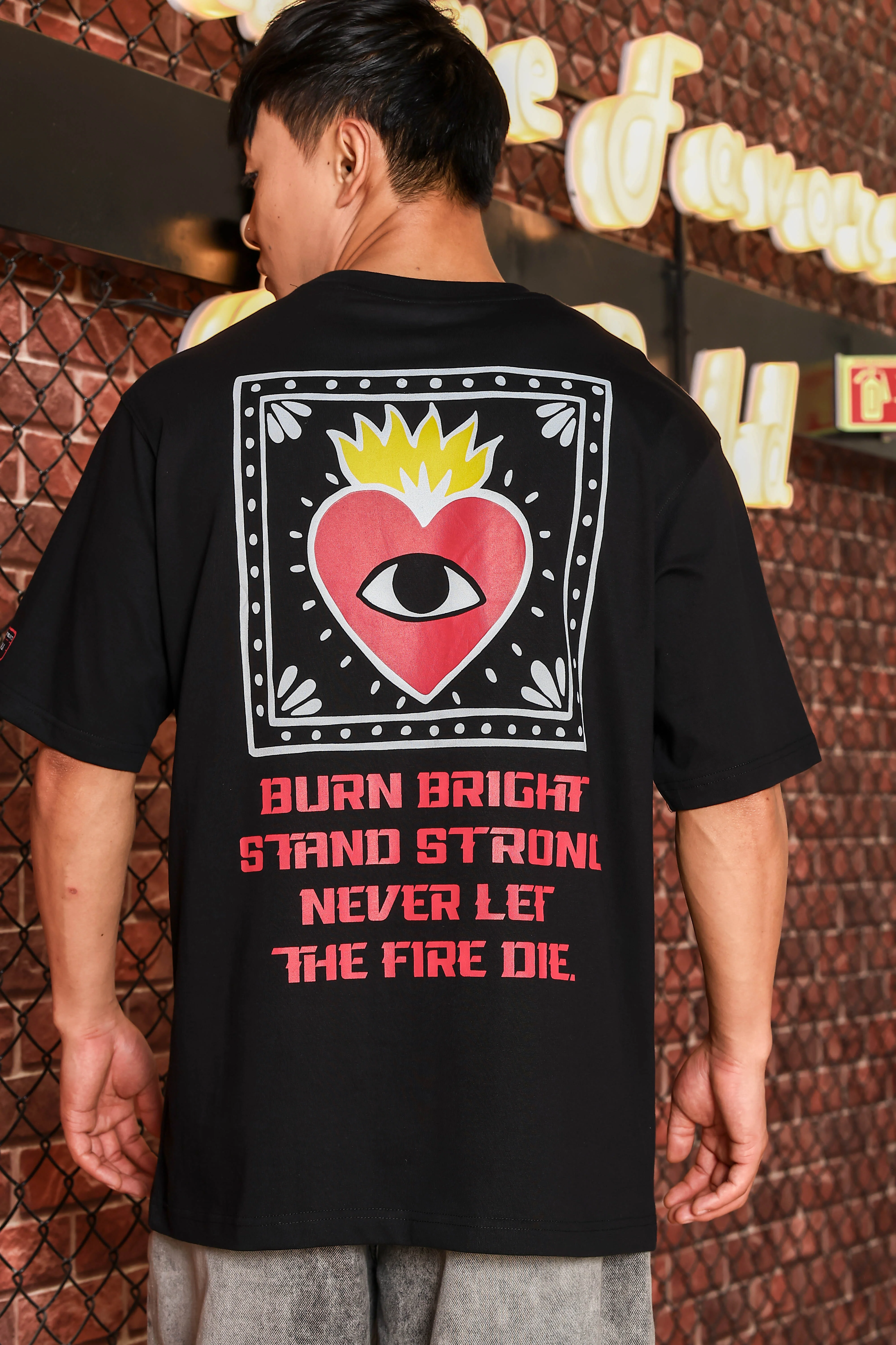 Men Black Oversized Print T-shirt - Image 4