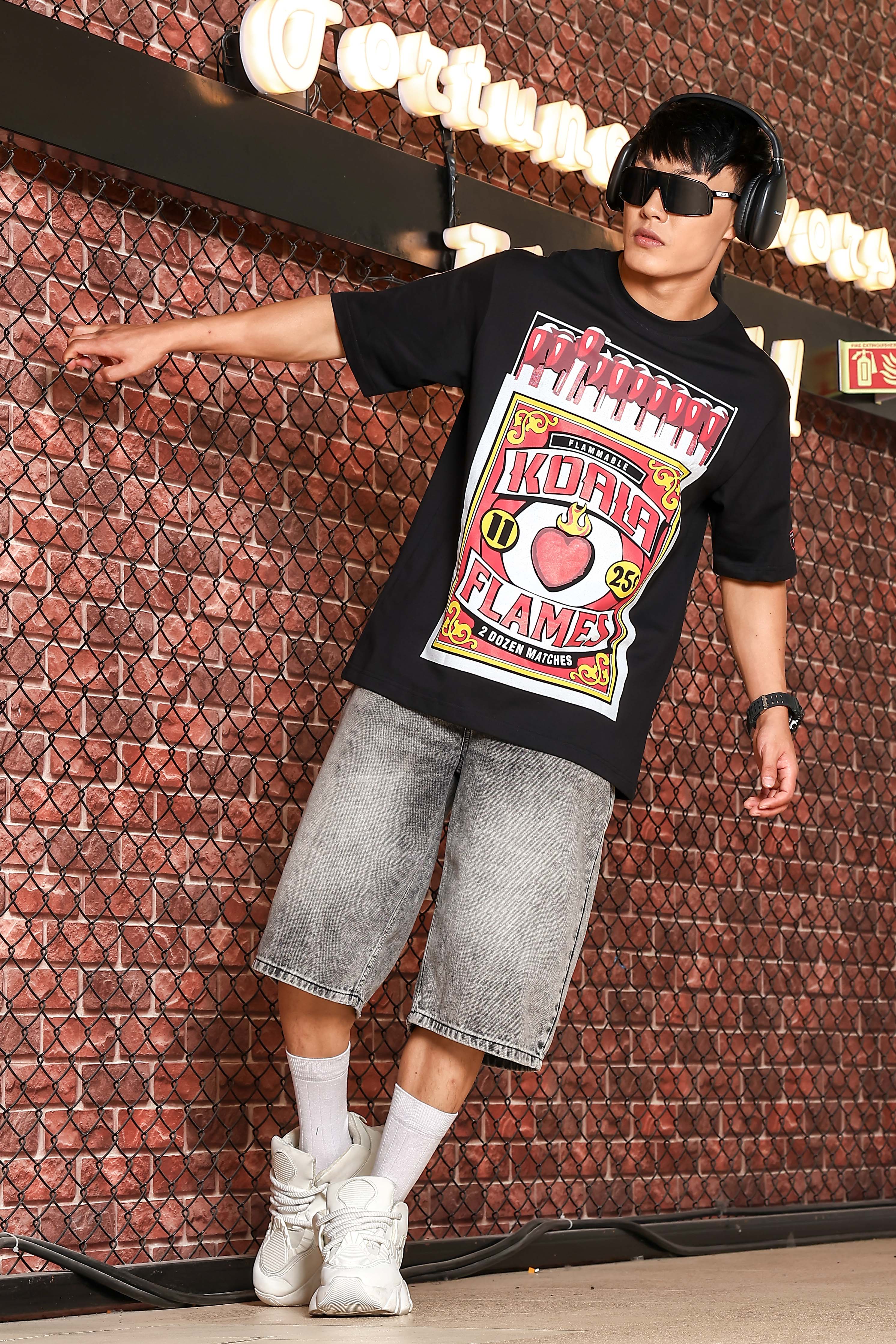 Men Black Oversized Print T-shirt - Image 7