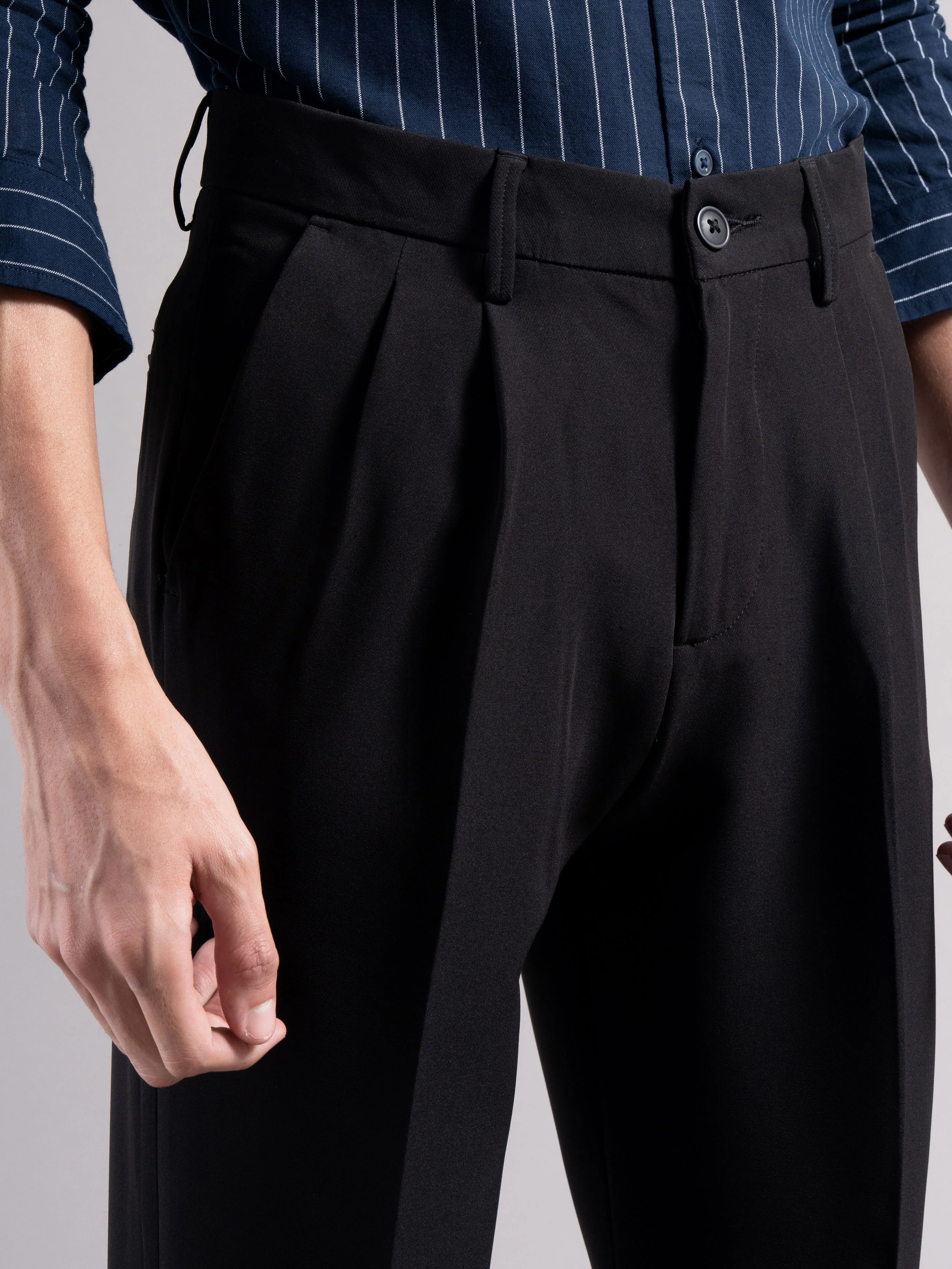 Men Black Pleated Chinos Trousers - Image 4