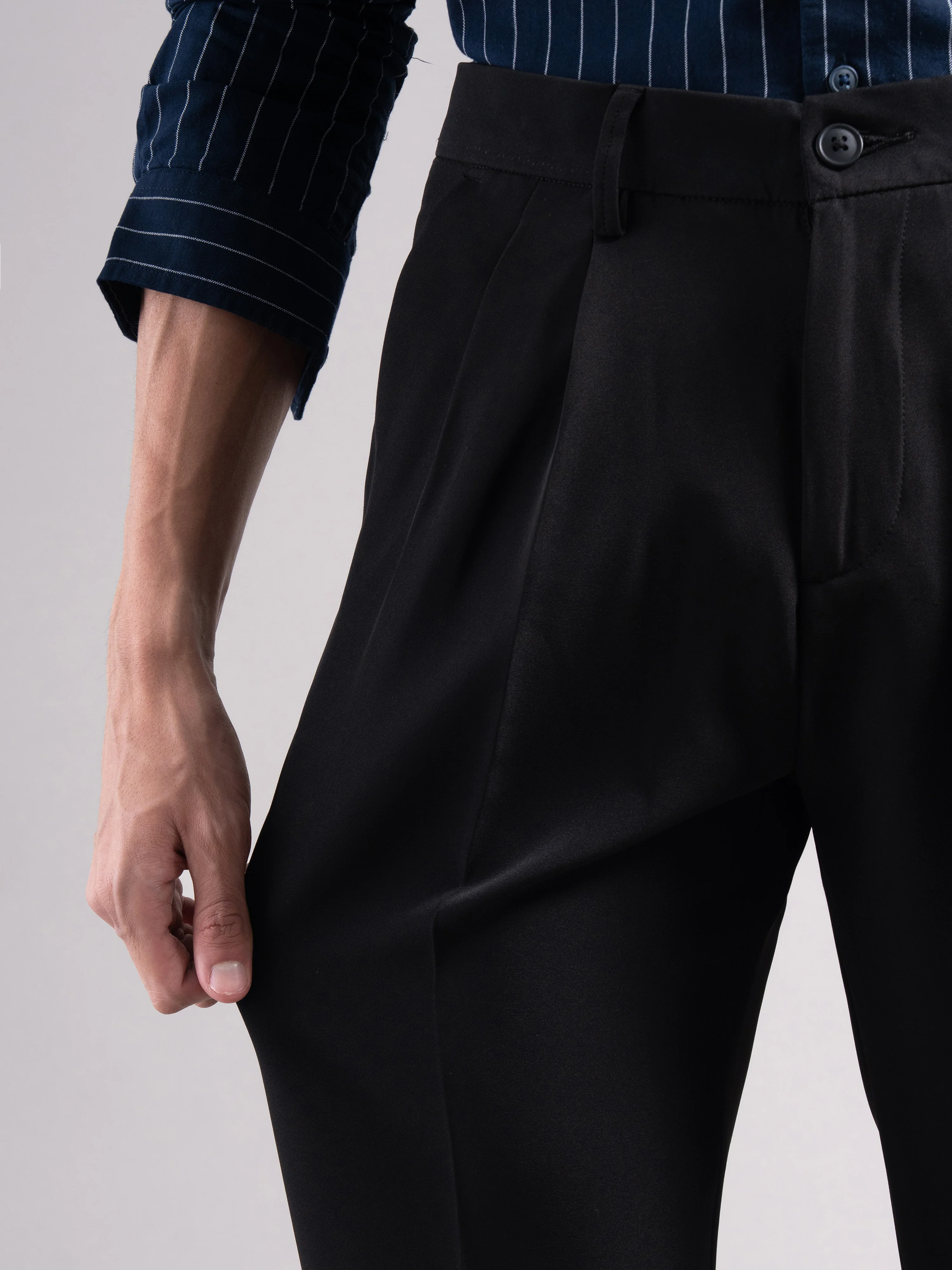 Men Black Pleated Chinos Trousers - Image 5