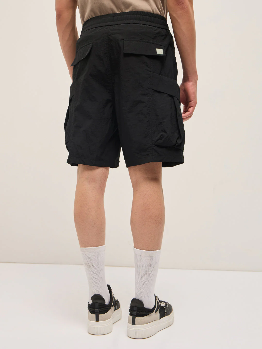 Men Black Polyester Regular Fit Knee-Length Utility Cargo Shorts - Image 2