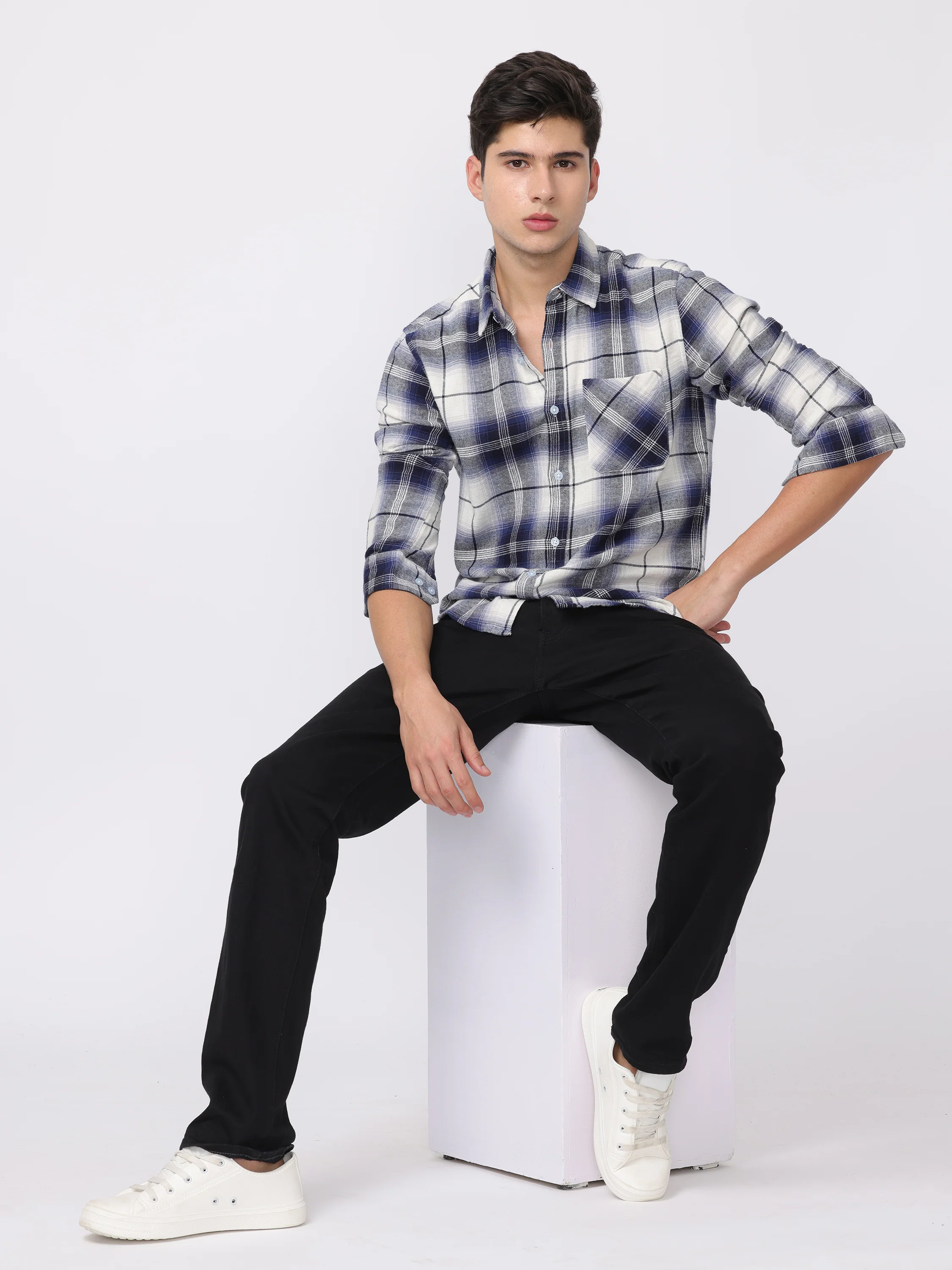 Men Black Regular Fit Straight Fit Jeans - Image 2