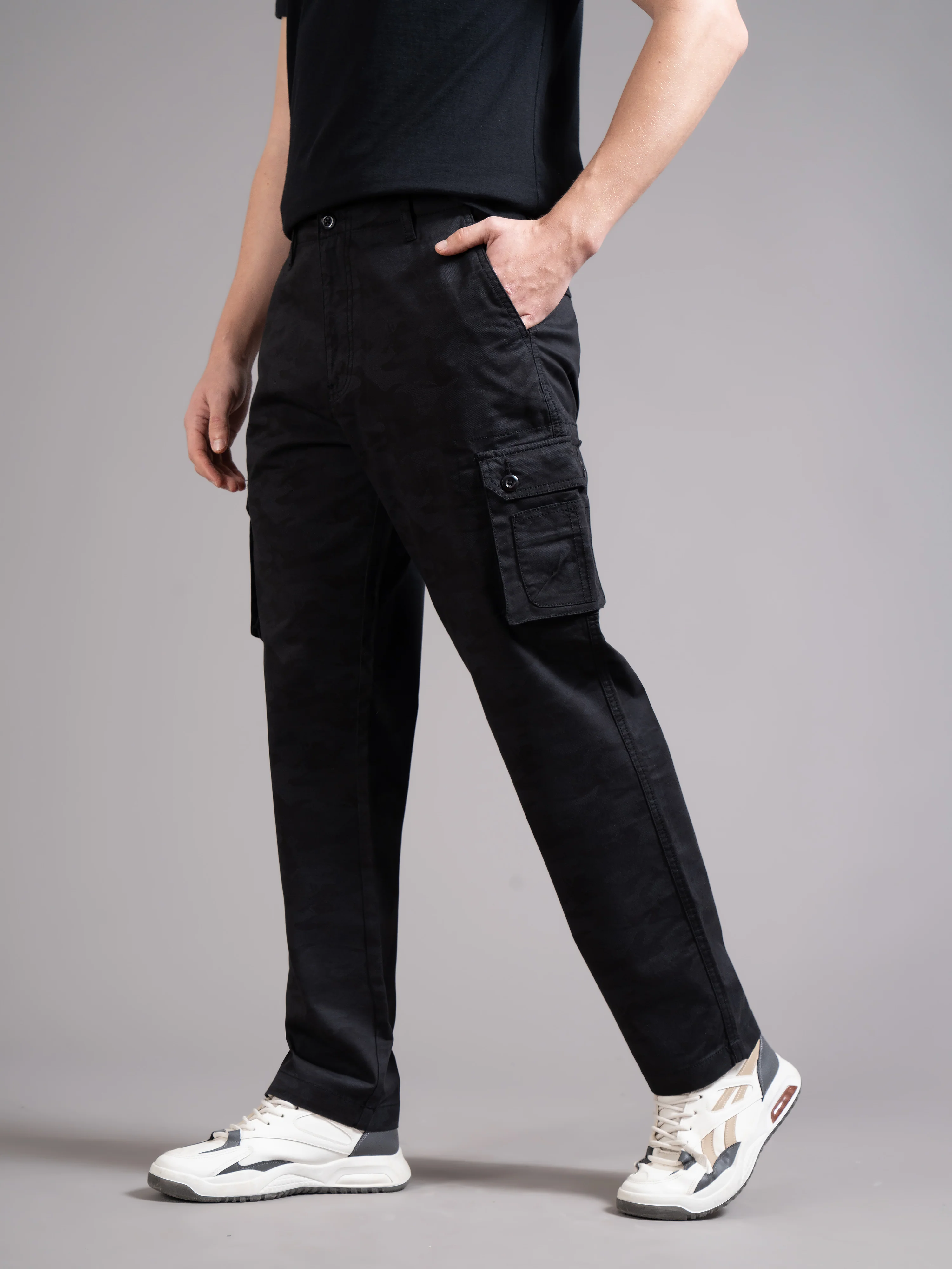 Men Black Relaxed Fit Cargo Trouser - Image 3