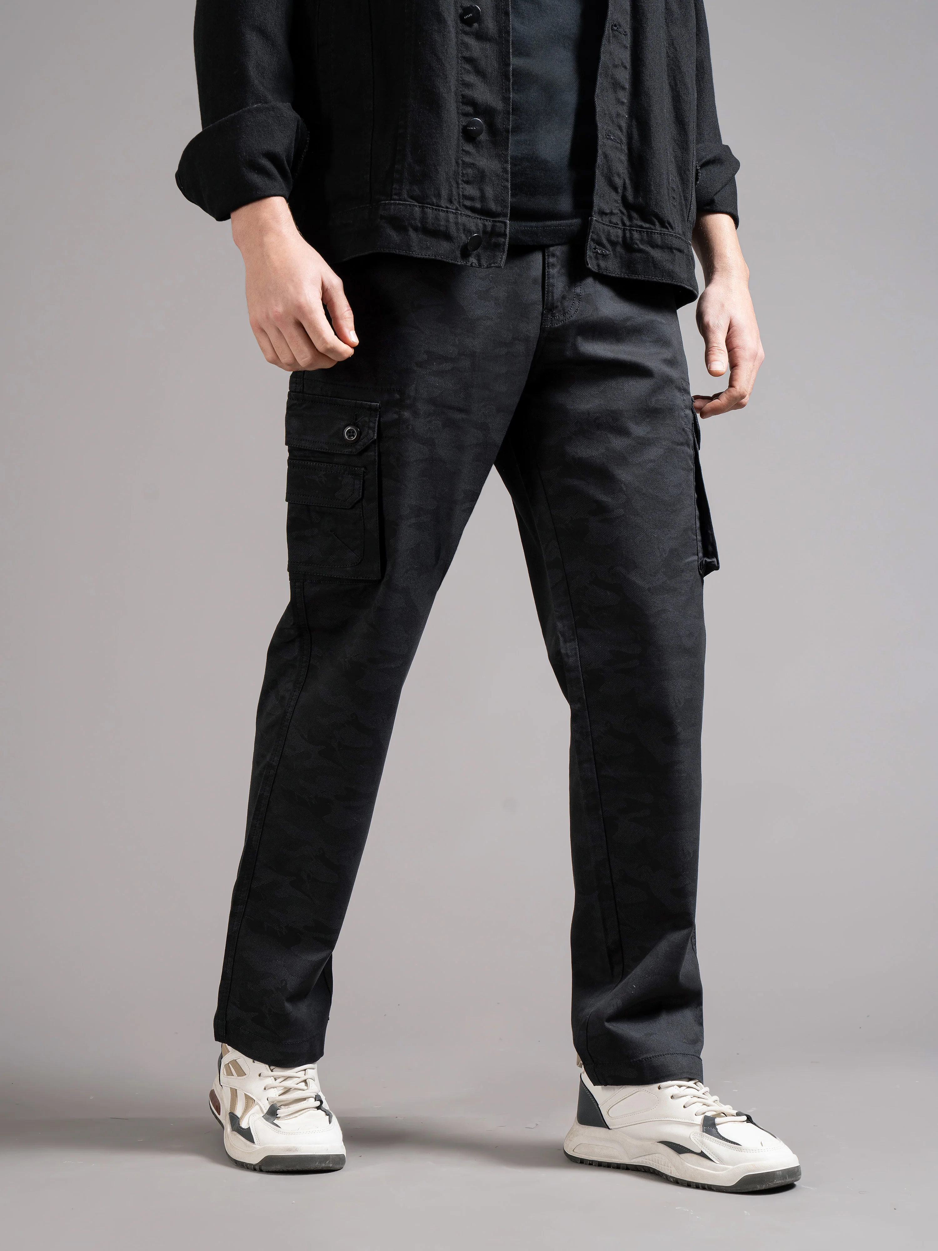 Men Black Relaxed Fit Cargo Trouser - Image 3
