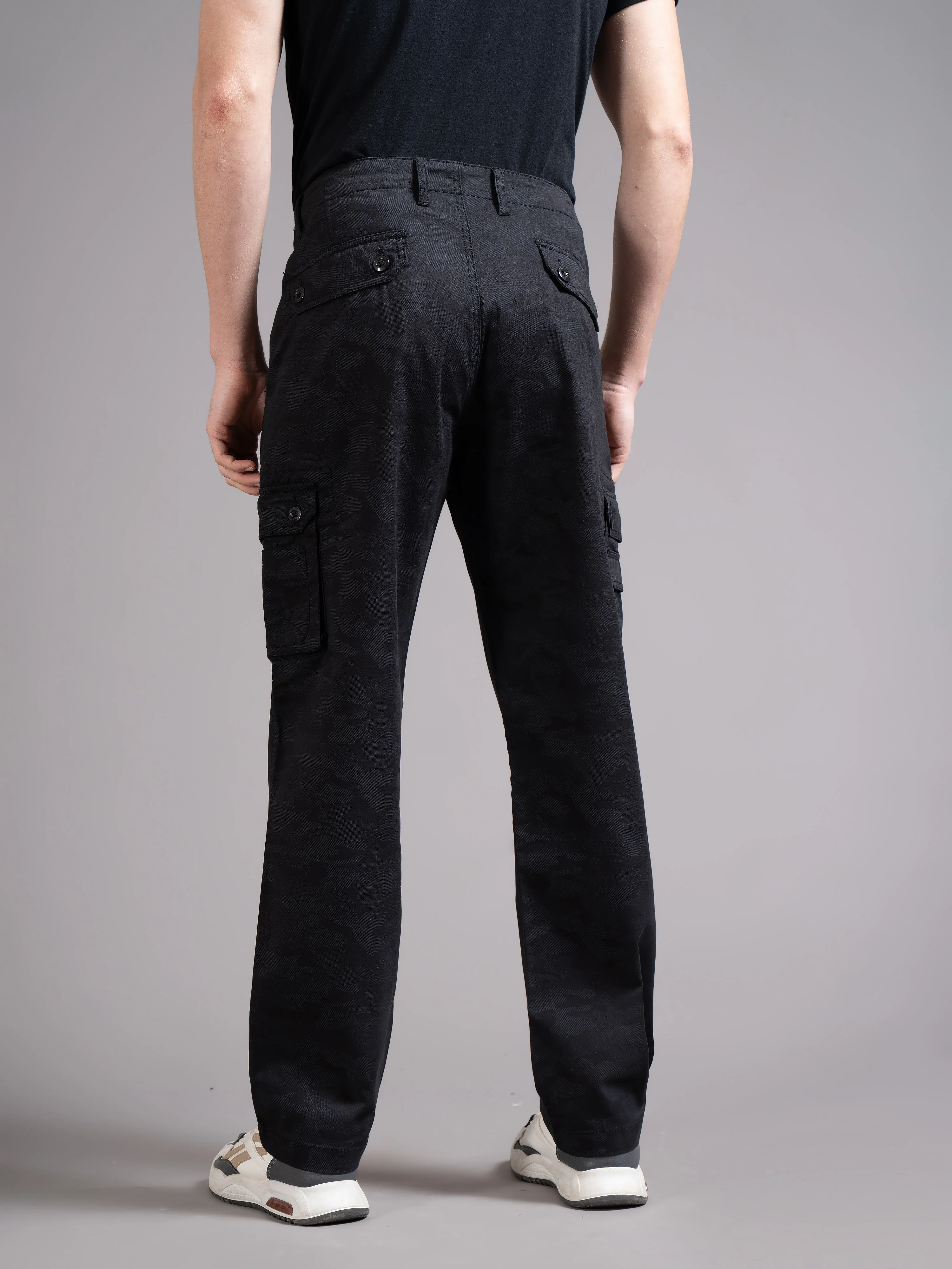 Men Black Relaxed Fit Cargo Trouser - Image 4