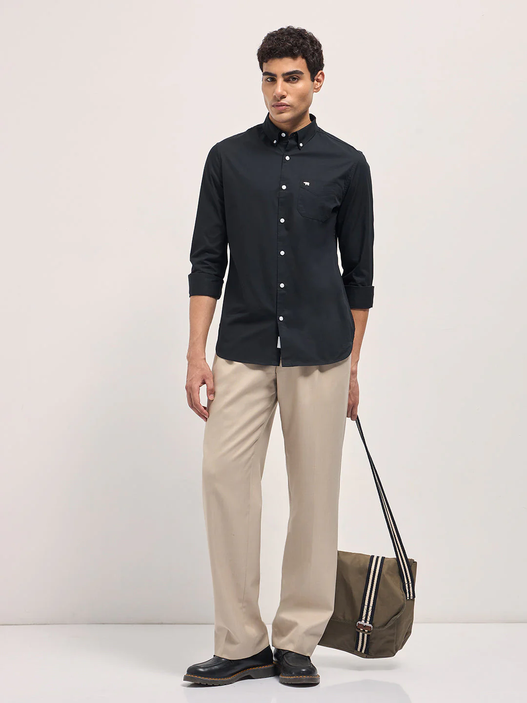Men Black Solid Cotton Slim-Fit Casual Shirt - Image 5