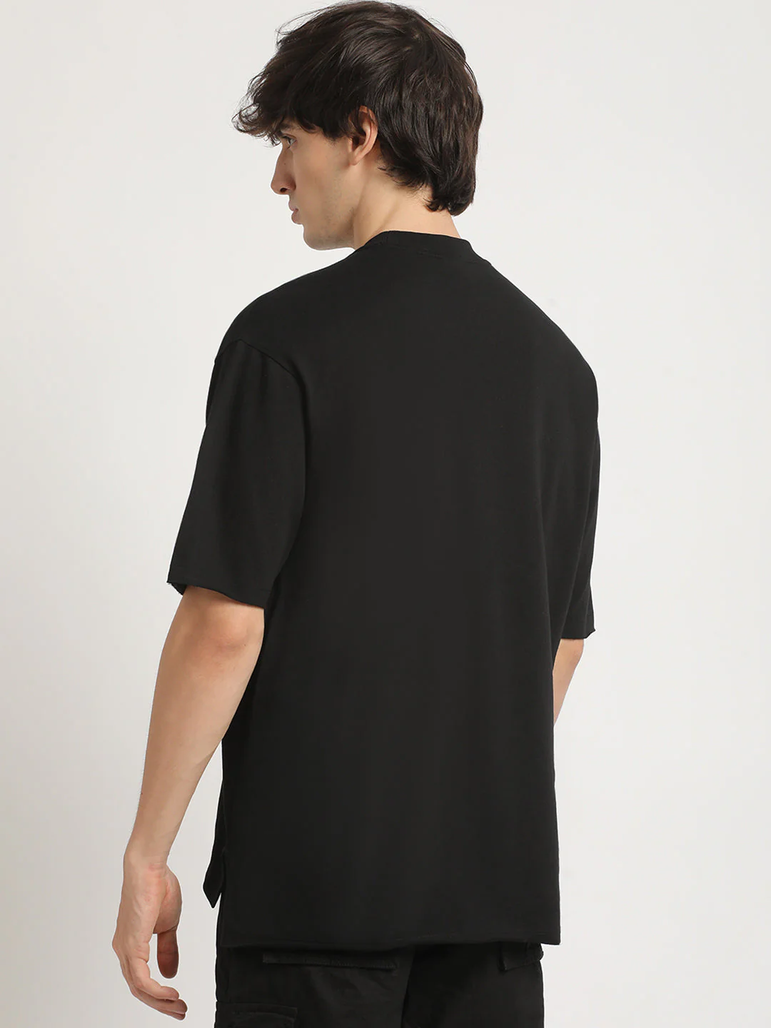 Men Black Solid Oversized Fit Round Neck T-shirt - Image 4