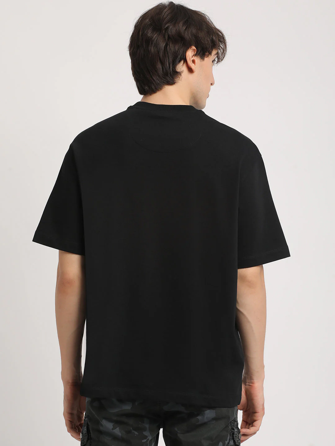 Men Black Solid Oversized Fit Round Neck Tshirt Shop - Image 4