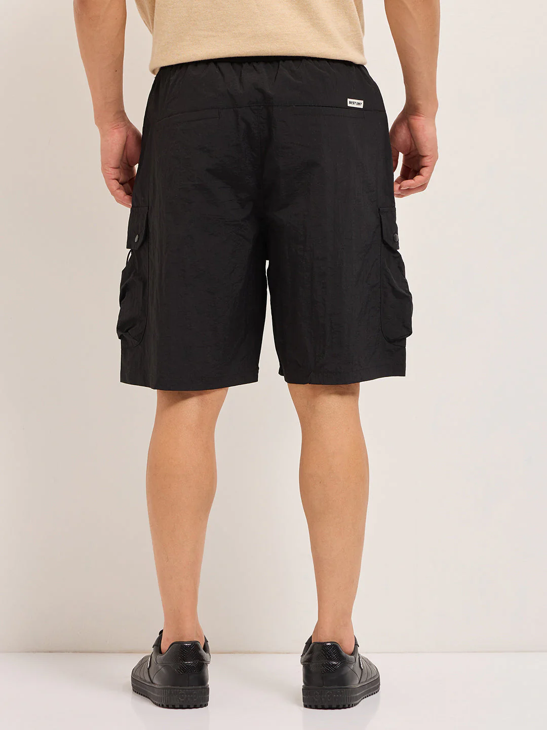 Men Black Solid Polyester Regular Fit Knee-Length Cargo Shorts - Image 2