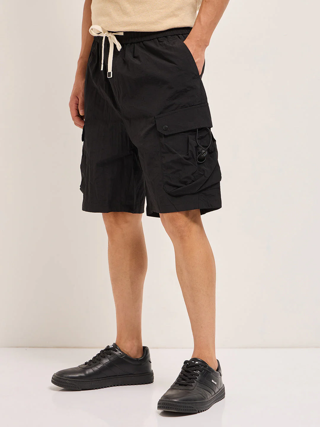 Men Black Solid Polyester Regular Fit Knee-Length Cargo Shorts - Image 3