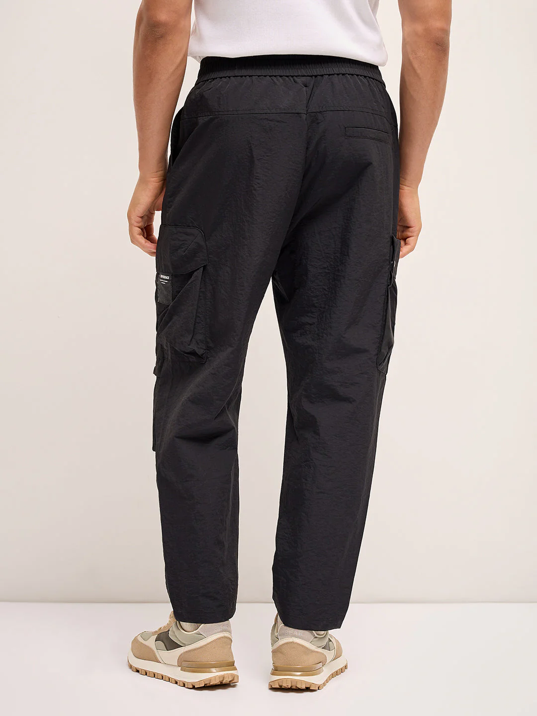 Men Black Solid Regular Fit Cargo Pant - Image 2
