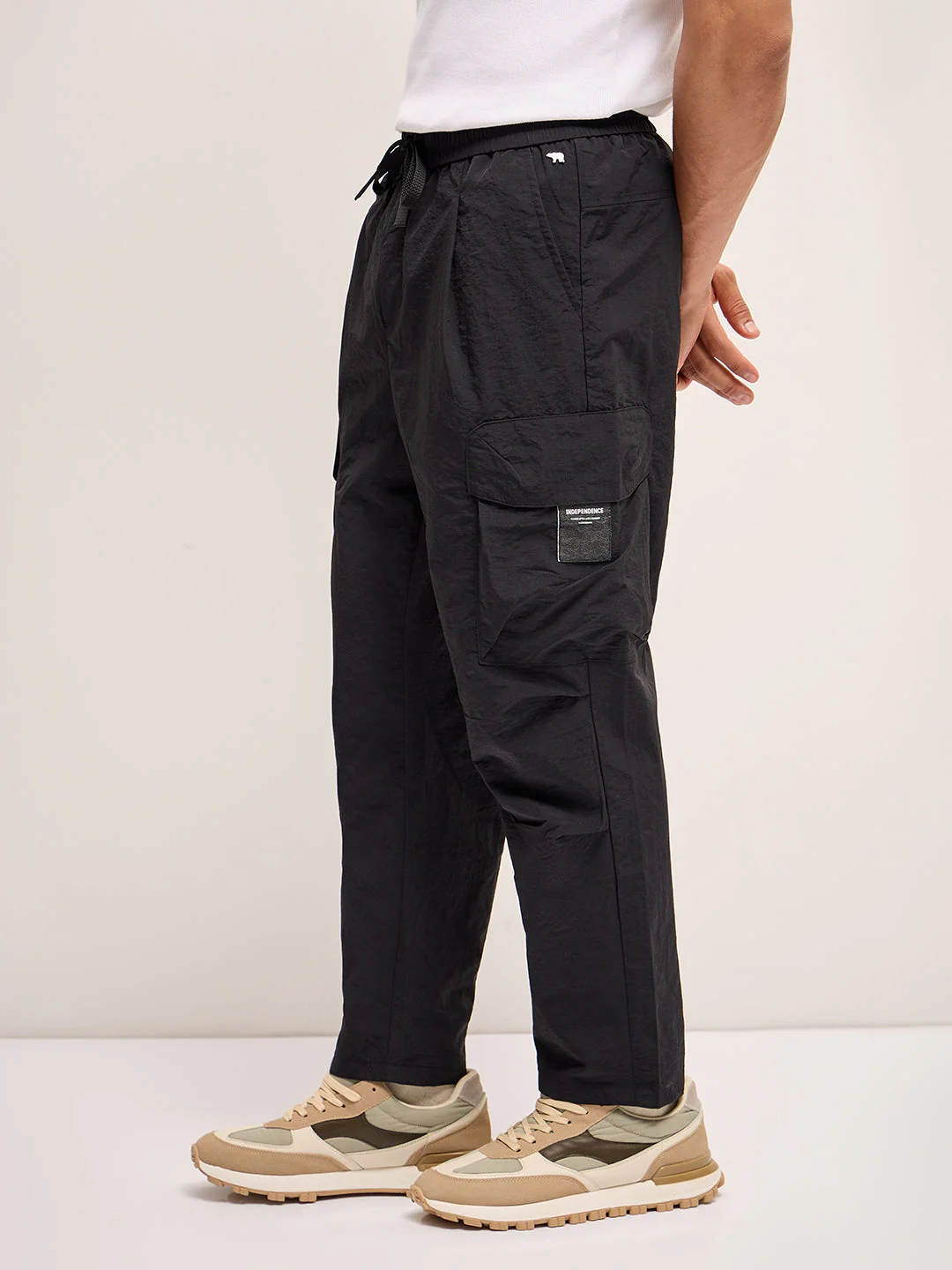 Men Black Solid Regular Fit Cargo Pant - Image 3