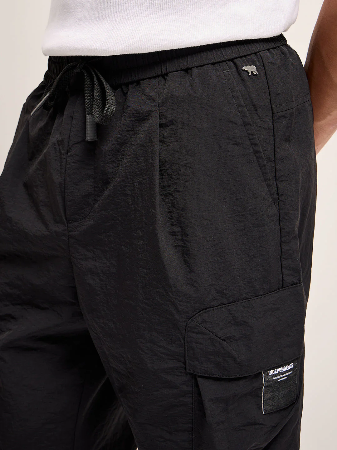 Men Black Solid Regular Fit Cargo Pant - Image 5