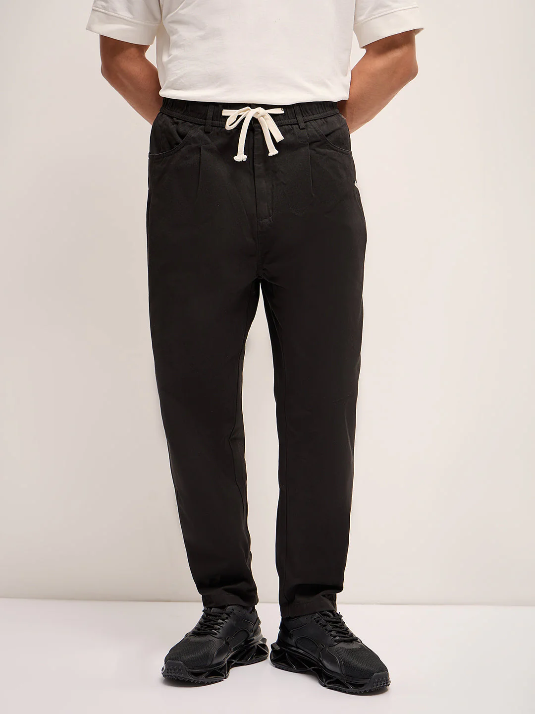 Men Black Solid Relax Fit Mid-Rise Casual Pant