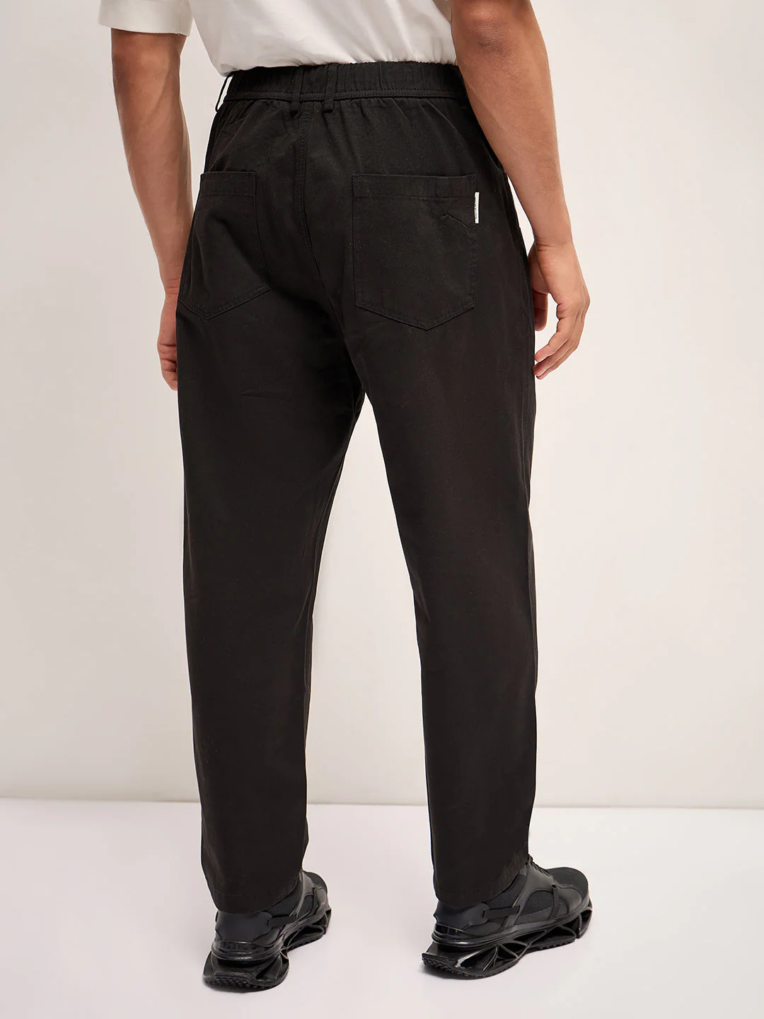 Men Black Solid Relax Fit Mid-Rise Casual Pant - Image 2