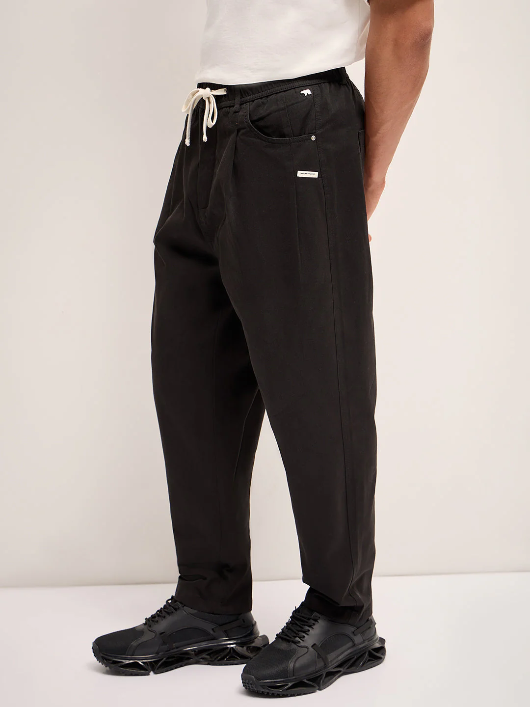 Men Black Solid Relax Fit Mid-Rise Casual Pant - Image 3
