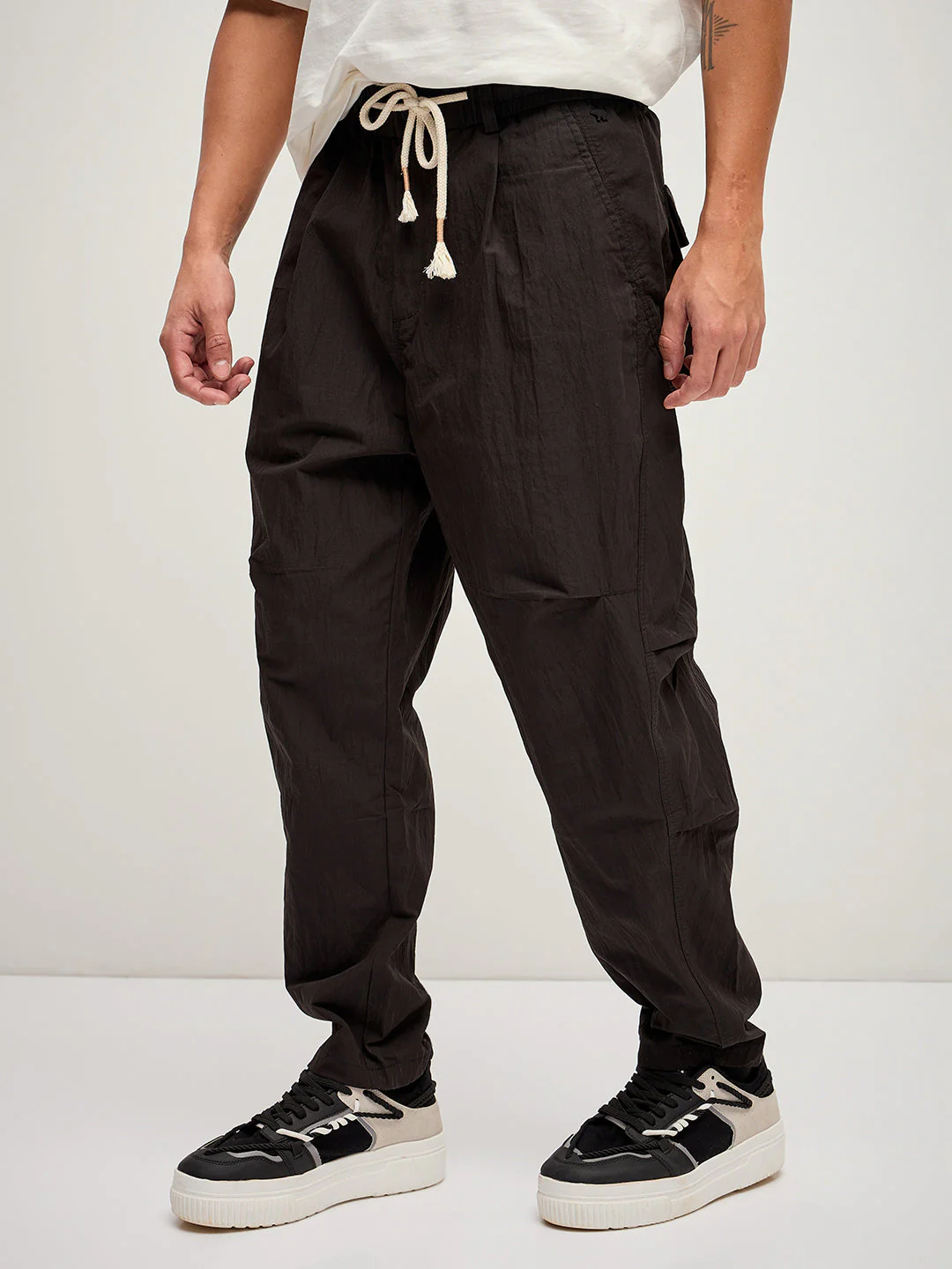 Men Black Solid Relax Fit Mid-Rise Trouser - Image 3