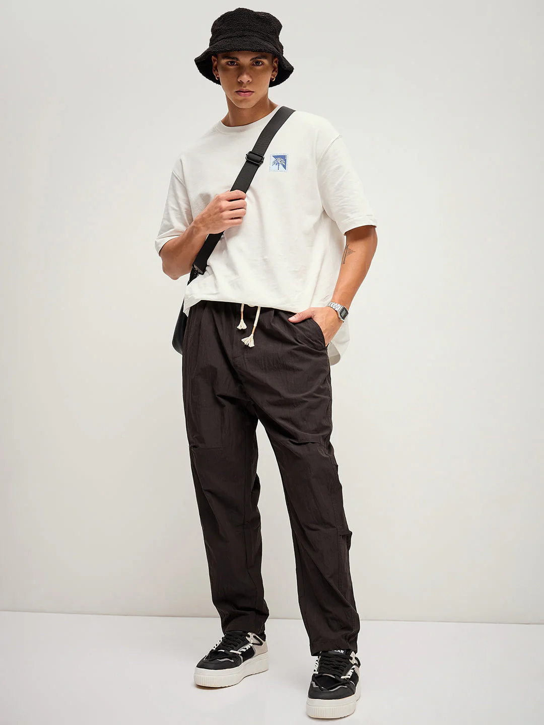 Men Black Solid Relax Fit Mid-Rise Trouser - Image 4