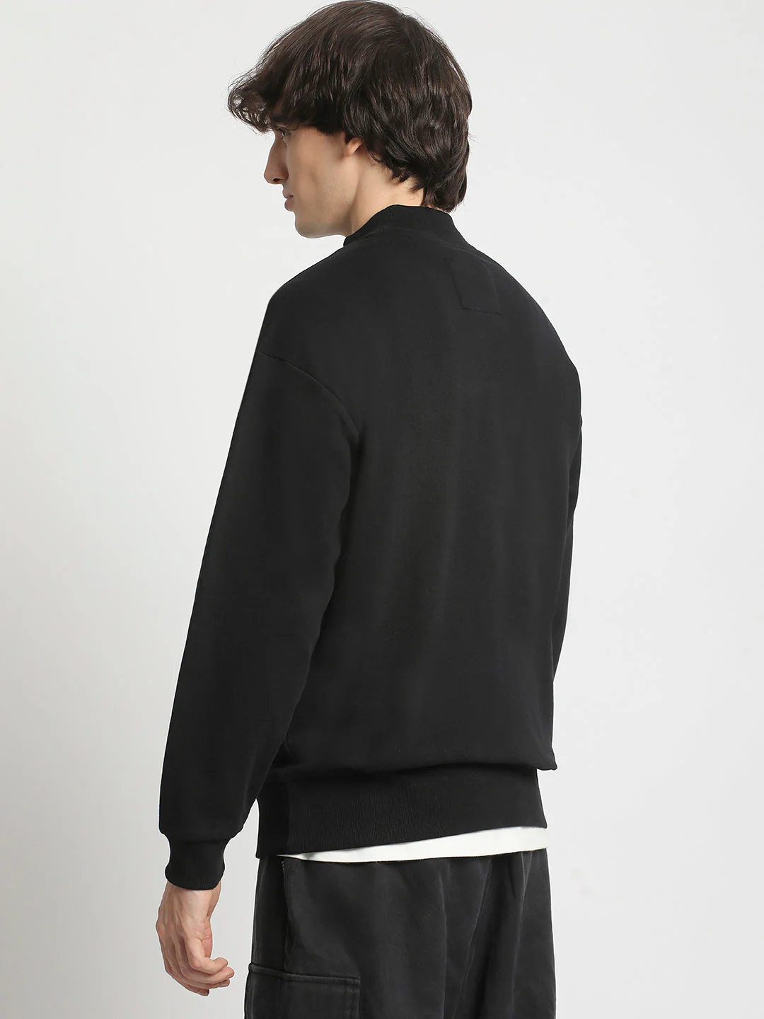 Men Black Solid Relaxed Fit Sweatshirt - Image 4