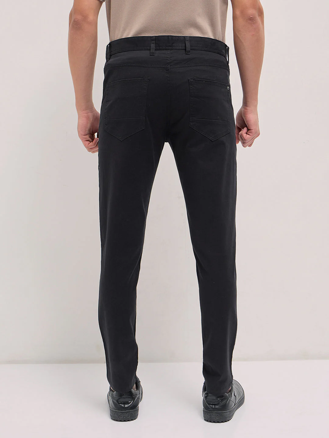 Men Black Solid Slim Fit Casual Chino Trouser - Image 2