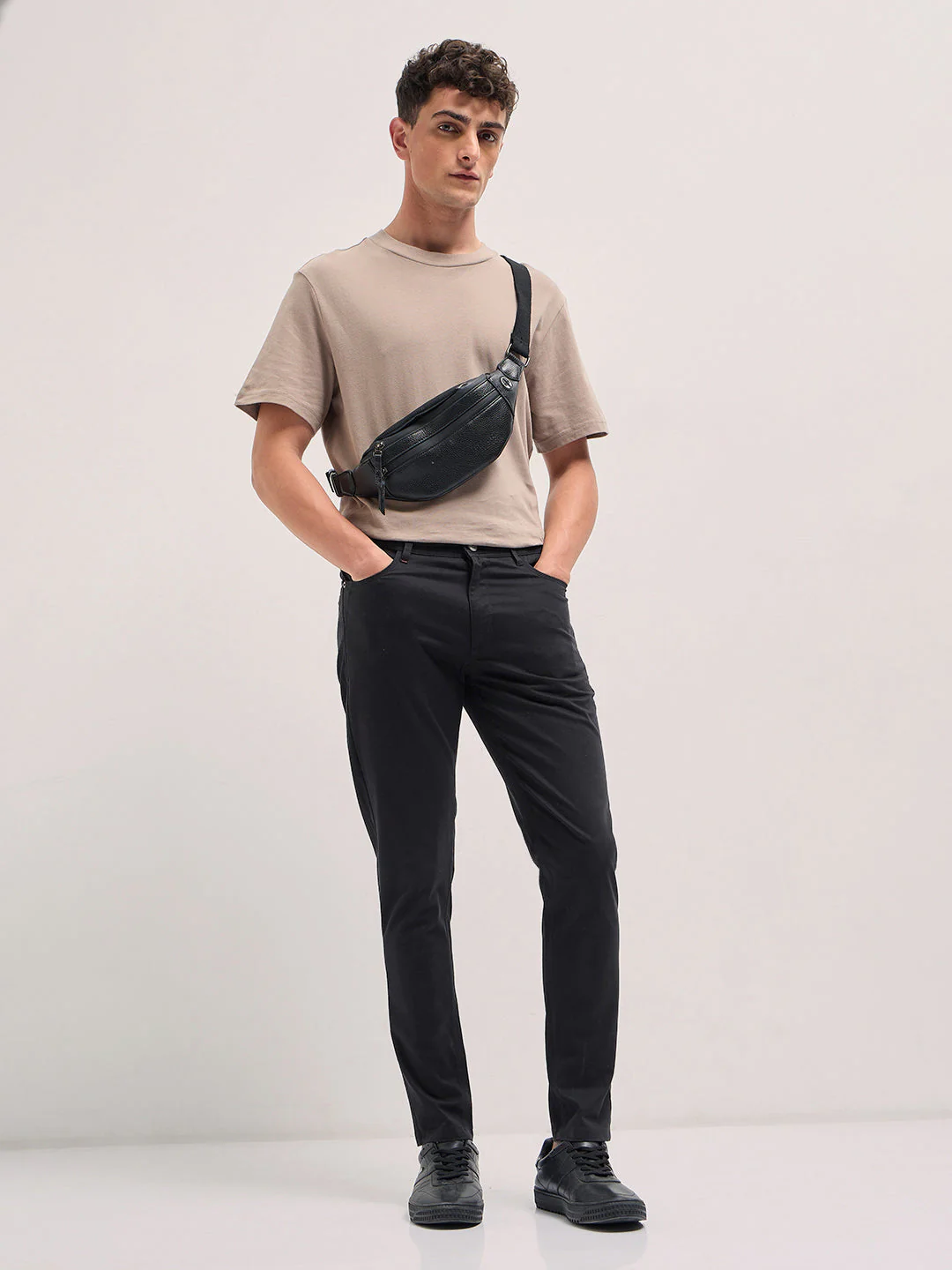 Men Black Solid Slim Fit Casual Chino Trouser - Image 4