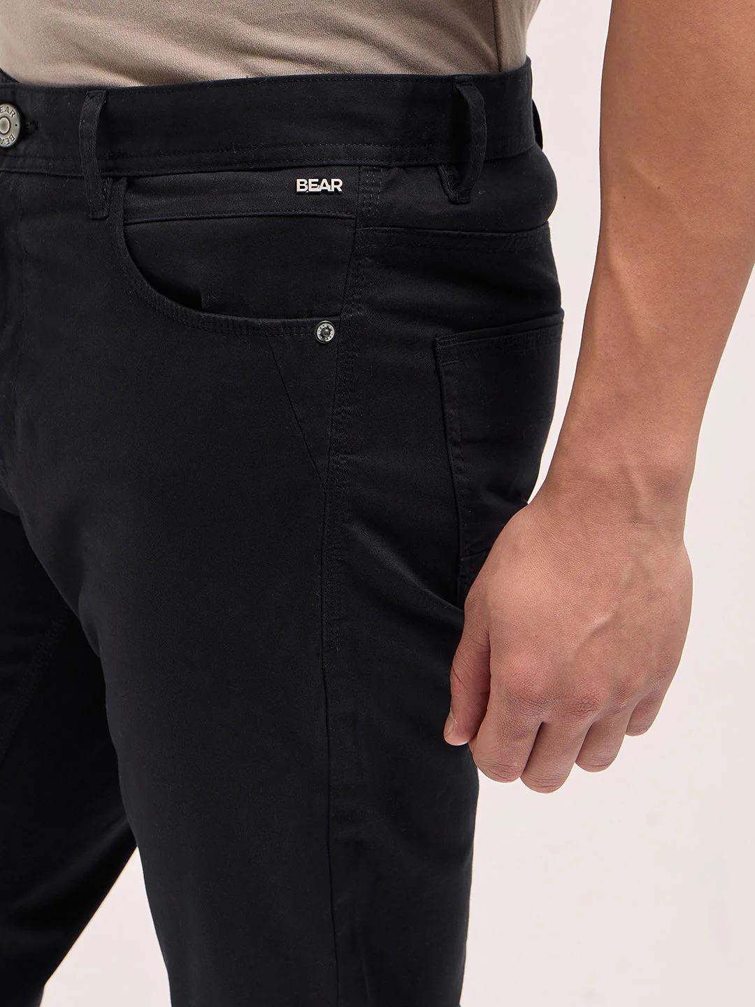 Men Black Solid Slim Fit Casual Chino Trouser - Image 5