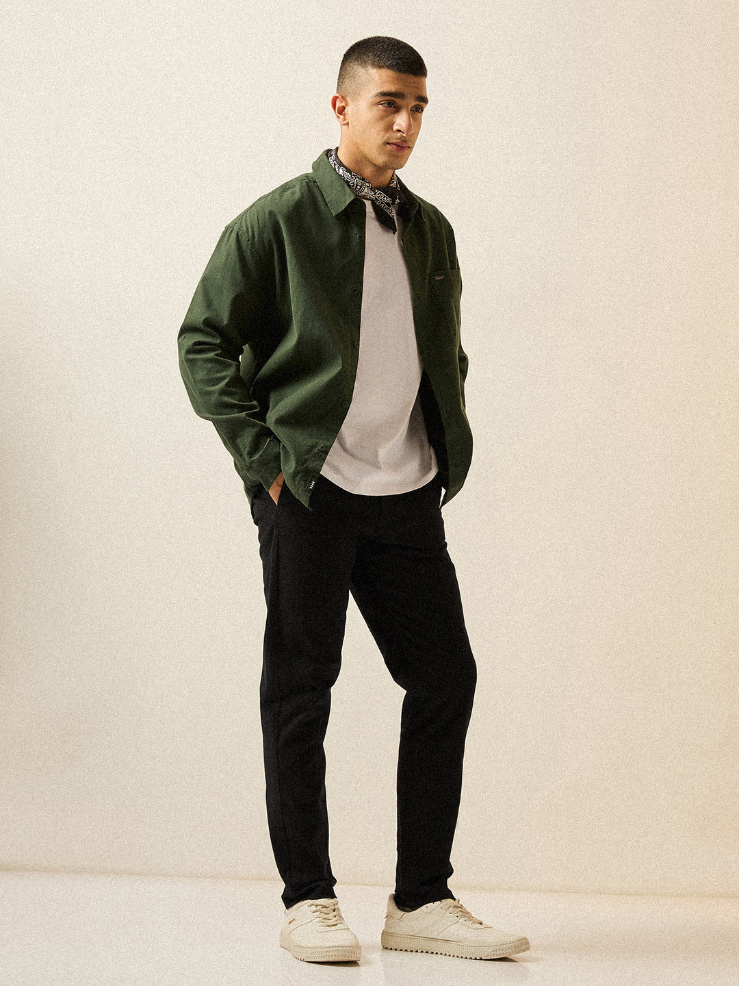 Men Black Solid Slim Fit Casual Chino Trouser - Image 4