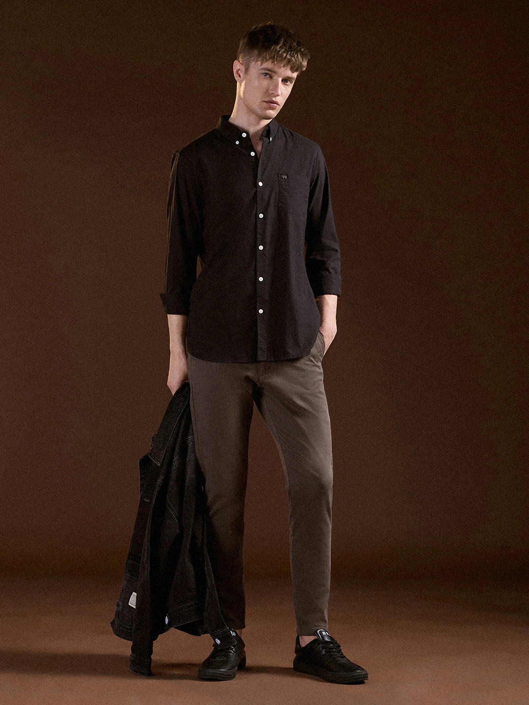 Men Black Solid Slim Fit Cotton Casual Shirt - Image 4