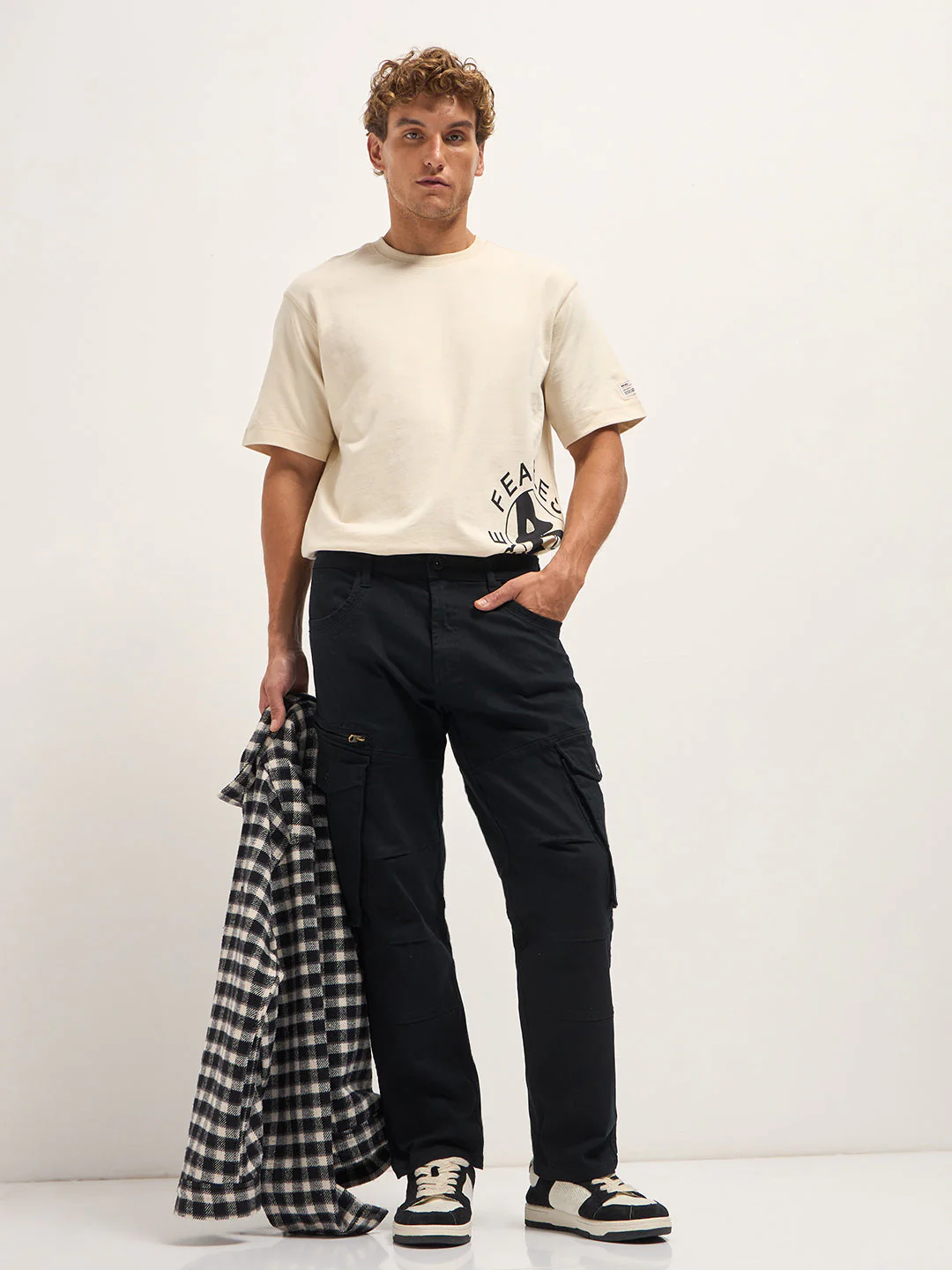 Men Black Solid Straight Fit Cargo Denim - Image 4