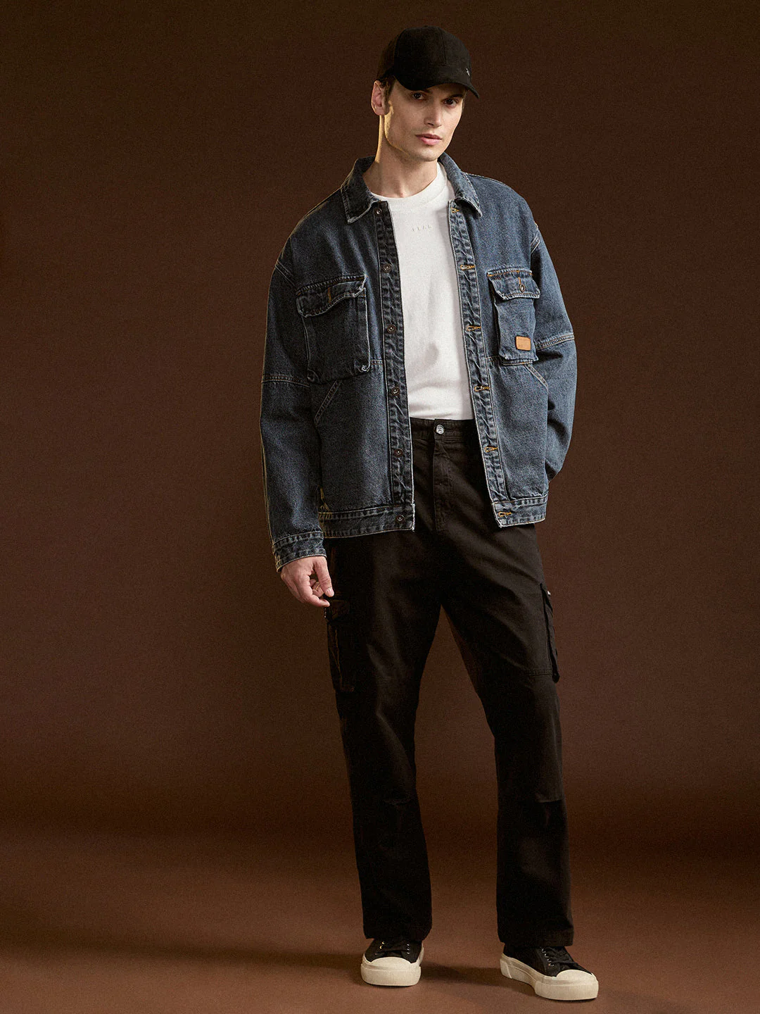 Men Black Solid Straight Fit Functional & Stylish Cargo Pant