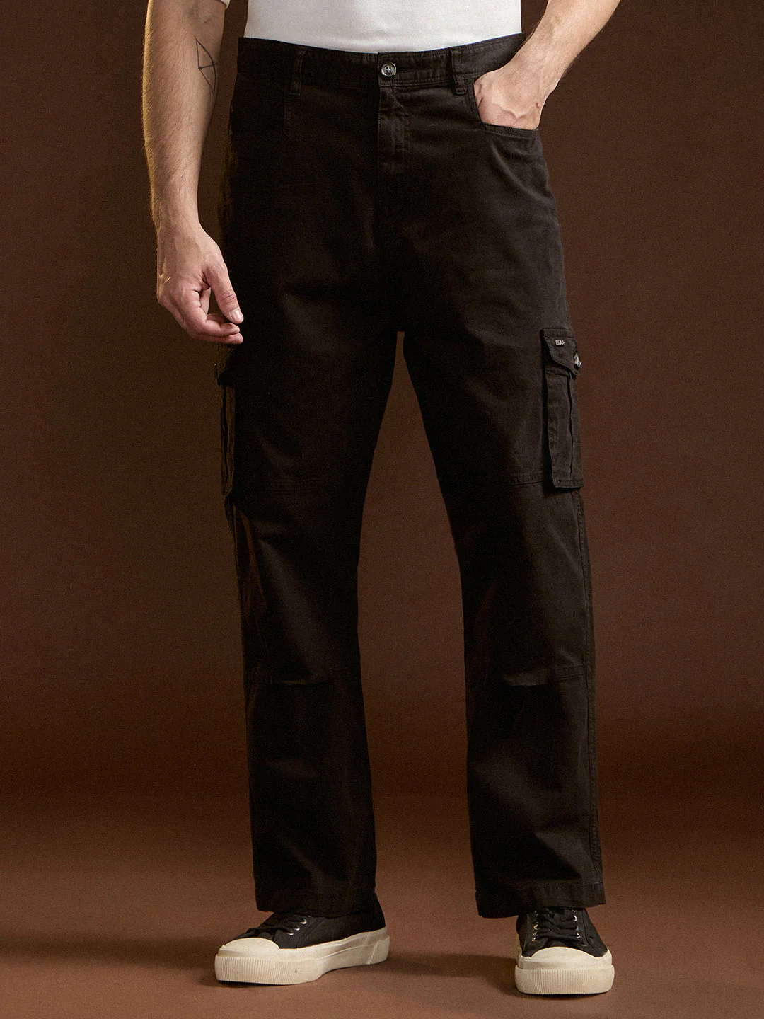 Men Black Solid Straight Fit Functional & Stylish Cargo Pant - Image 2