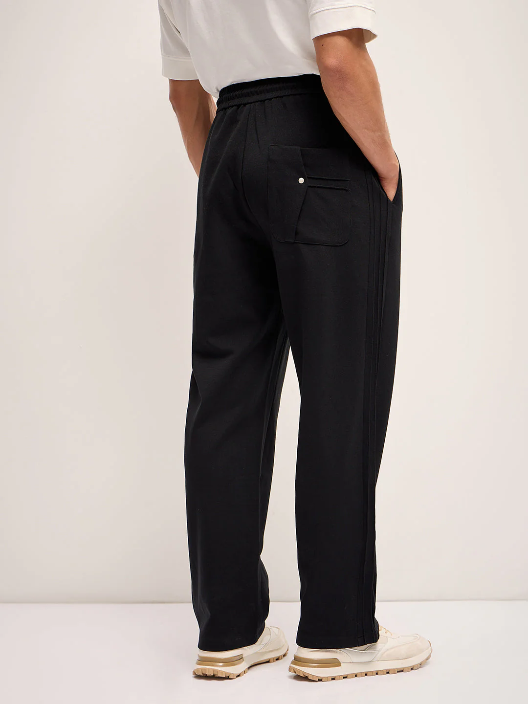 Men Black Solid Straight Fit Mid-Rise Casual Pant - Image 2