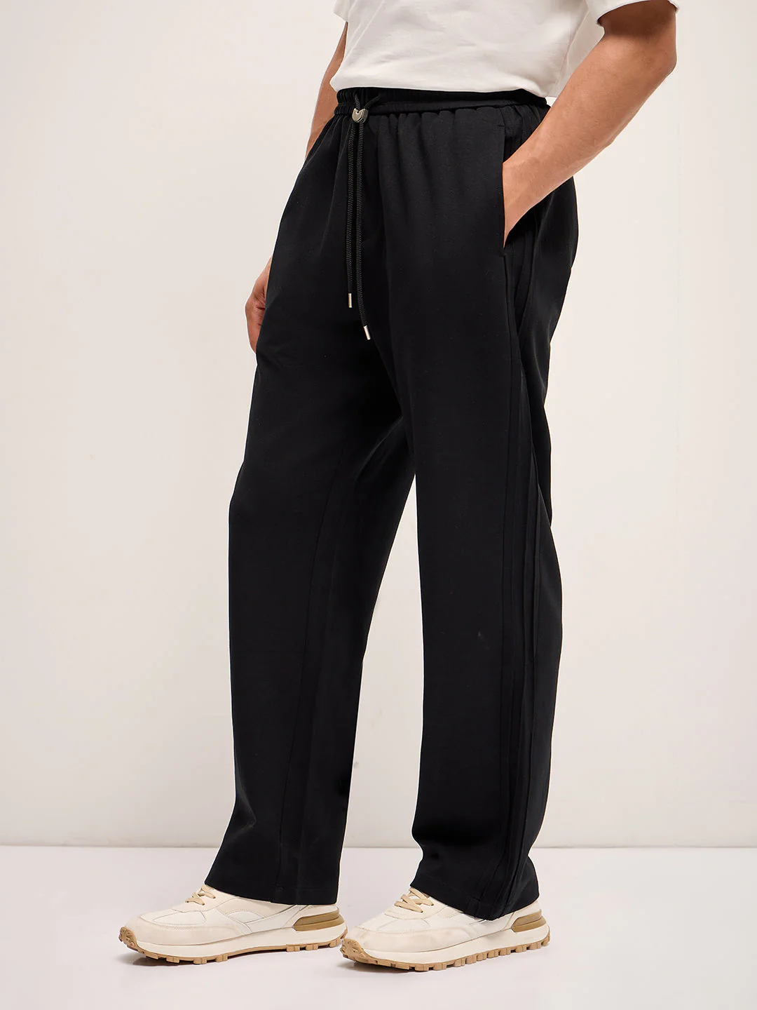 Men Black Solid Straight Fit Mid-Rise Casual Pant - Image 3