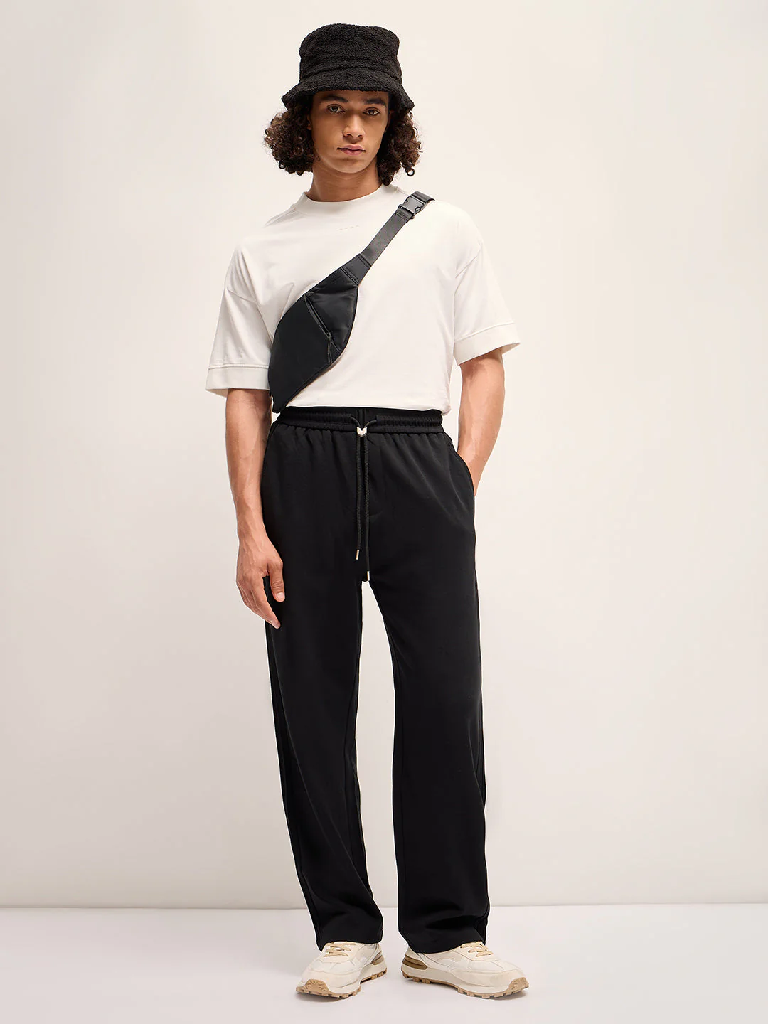 Men Black Solid Straight Fit Mid-Rise Casual Pant - Image 4