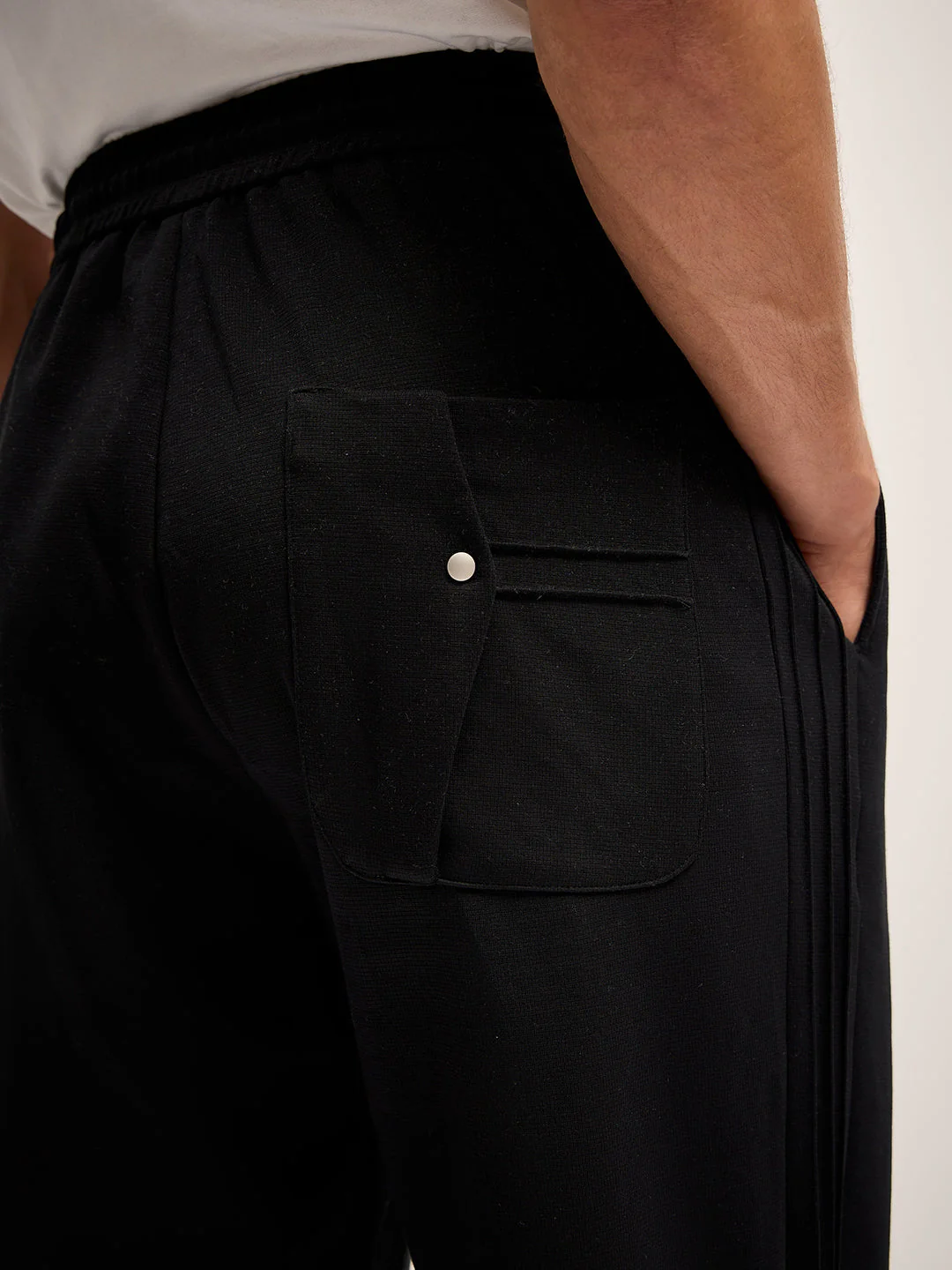 Men Black Solid Straight Fit Mid-Rise Casual Pant - Image 6