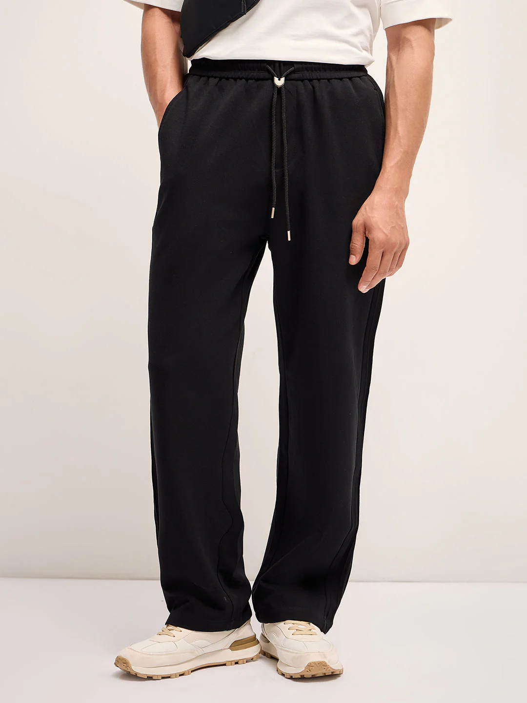 Men Black Solid Straight Fit Mid-Rise Casual Pant - Image 7