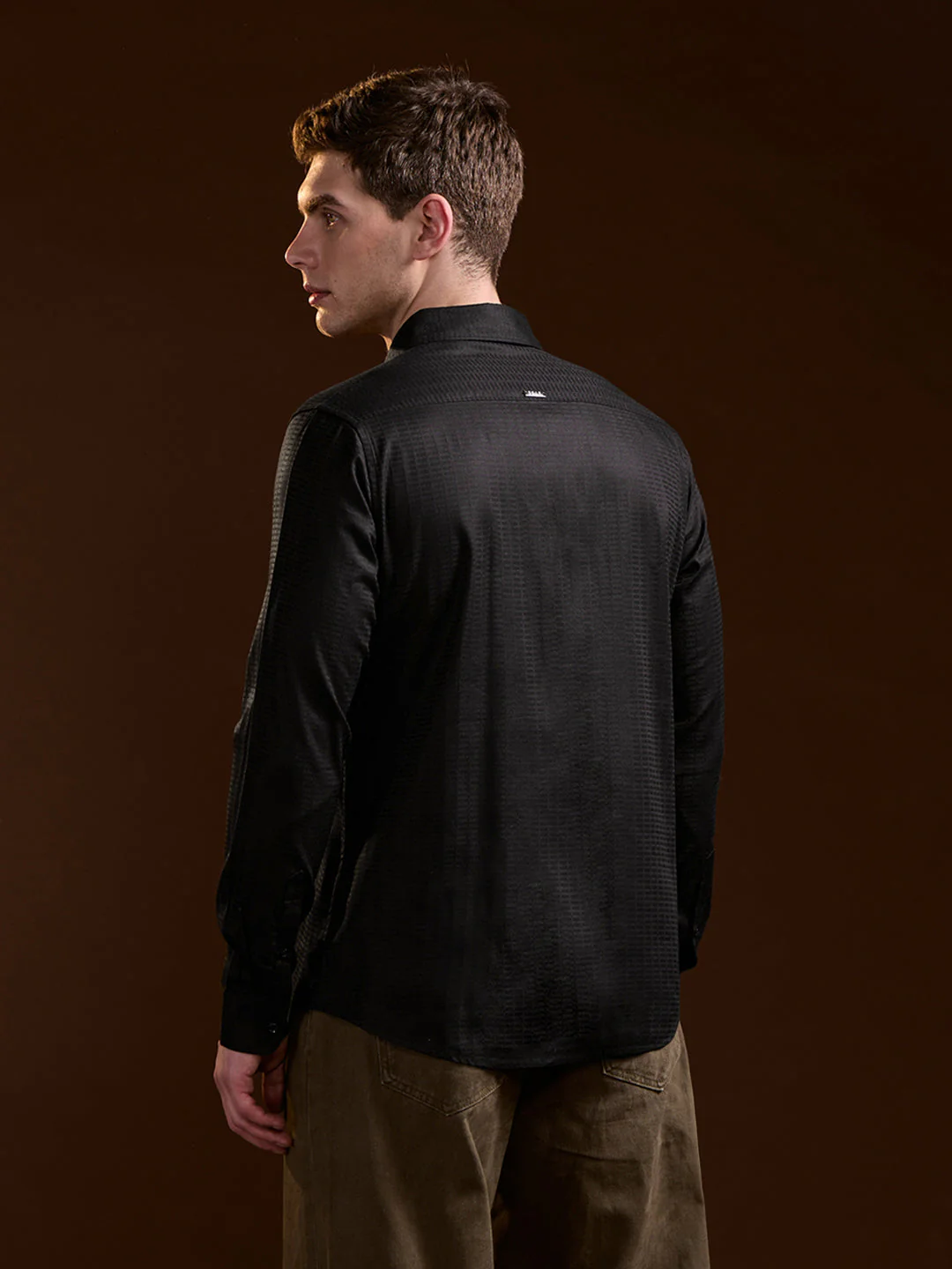 Men Black Textured Geometrical Design Slim Fit Casual Shirt - Image 2