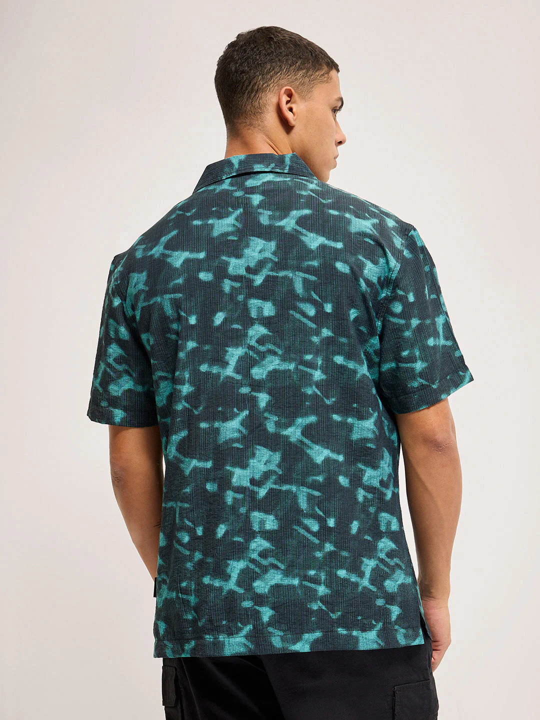 Men Blue Abstract Print Regular Fit Casual Shirt - Image 2